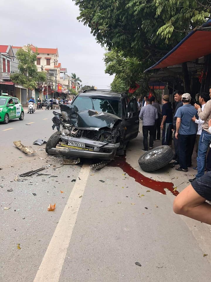 Toyota Land Cruiser "hạ gục" hai xe tải trong vụ tai nạn liên hoàn ở Hải Phòng toyota land cruiser ha guc hai xe tai trong vu tai nan lien hoan o hai phong