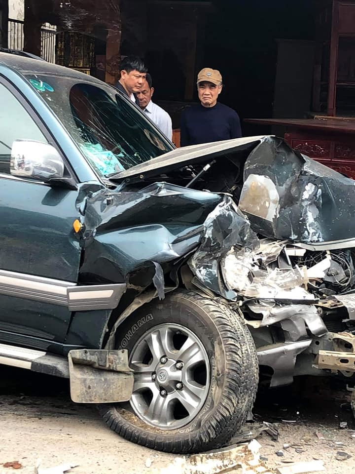 Toyota Land Cruiser "hạ gục" hai xe tải trong vụ tai nạn liên hoàn ở Hải Phòng toyota land cruiser ha guc hai xe tai trong vu tai nan lien hoan o hai phong