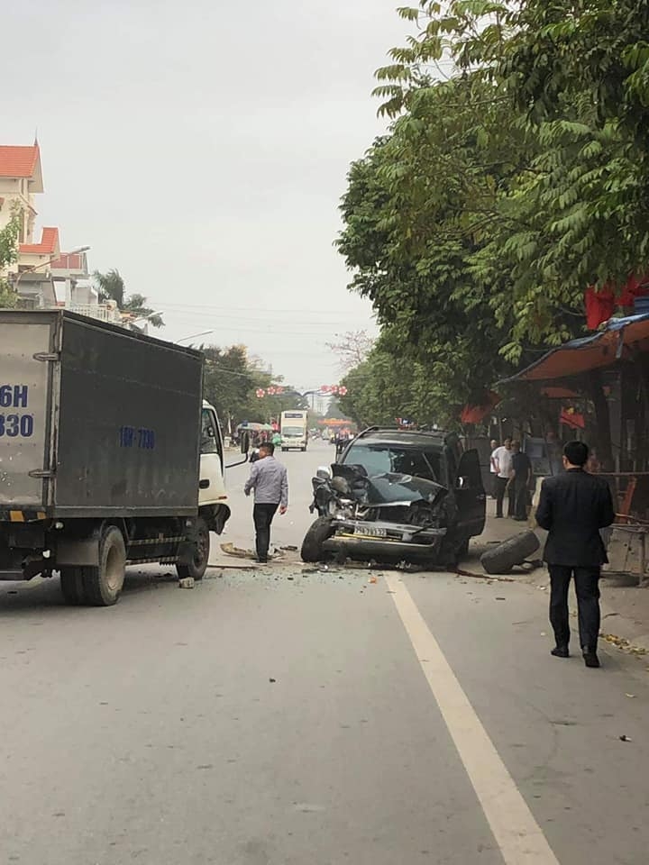 Toyota Land Cruiser "hạ gục" hai xe tải trong vụ tai nạn liên hoàn ở Hải Phòng toyota land cruiser ha guc hai xe tai trong vu tai nan lien hoan o hai phong