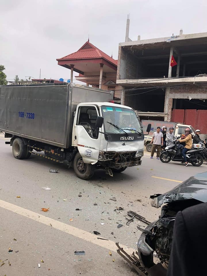 Toyota Land Cruiser "hạ gục" hai xe tải trong vụ tai nạn liên hoàn ở Hải Phòng toyota land cruiser ha guc hai xe tai trong vu tai nan lien hoan o hai phong