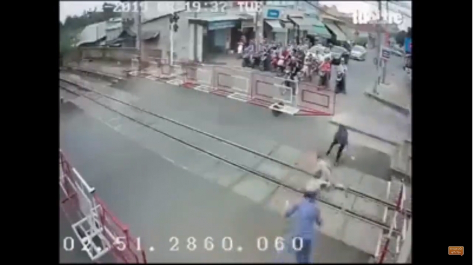 Cụ bà suýt chết vì băng qua đường ray lúc tàu hỏa đang lao tới cu ba suyt chet vi bang qua duong ray luc tau hoa dang lao toi