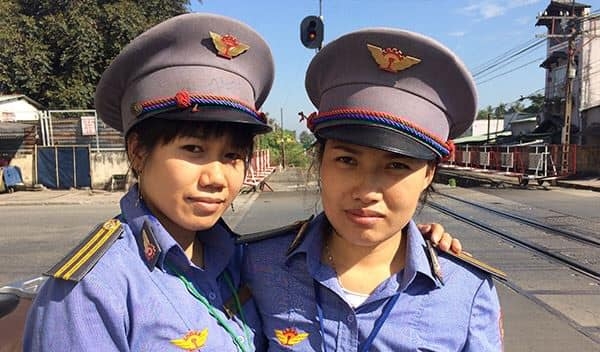 Cụ bà suýt chết vì băng qua đường ray lúc tàu hỏa đang lao tới cu ba suyt chet vi bang qua duong ray luc tau hoa dang lao toi