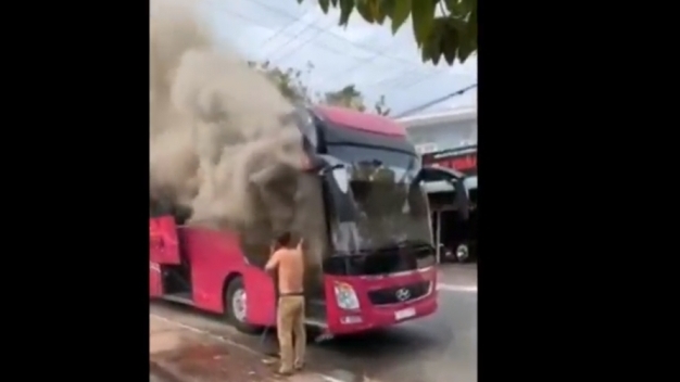 Thắp nhang cúng đầu năm, xe khách mới tinh cháy rụi