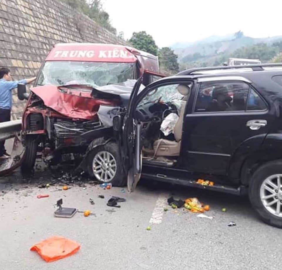 xe khach nat bet sau cu dau dau voi toyota fortuner tren cao toc noi bai lao cai