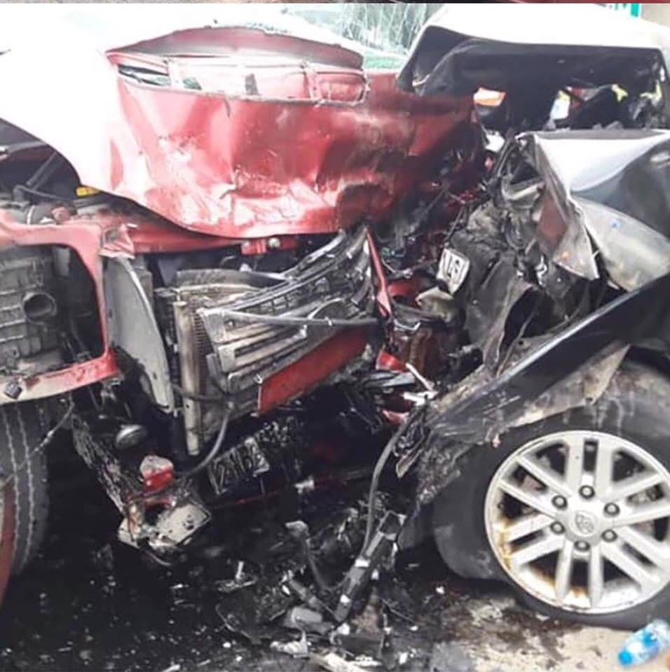 xe khach nat bet sau cu dau dau voi toyota fortuner tren cao toc noi bai lao cai