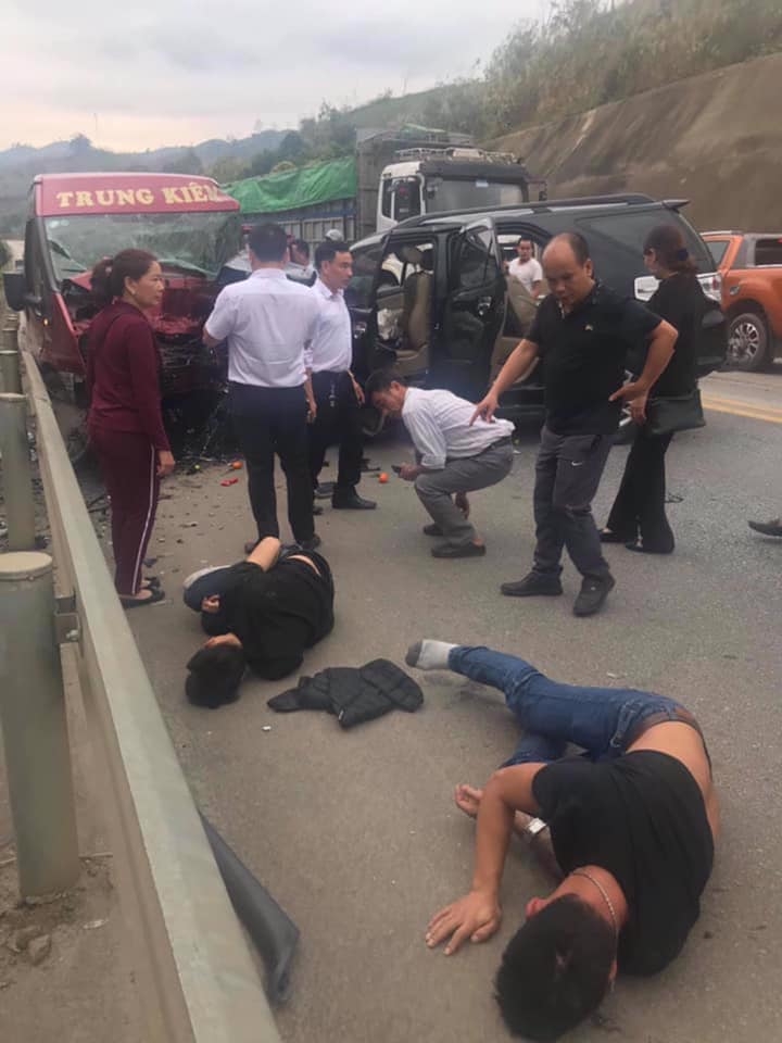 xe khach nat bet sau cu dau dau voi toyota fortuner tren cao toc noi bai lao cai