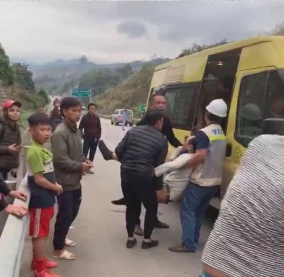 xe khach nat bet sau cu dau dau voi toyota fortuner tren cao toc noi bai lao cai