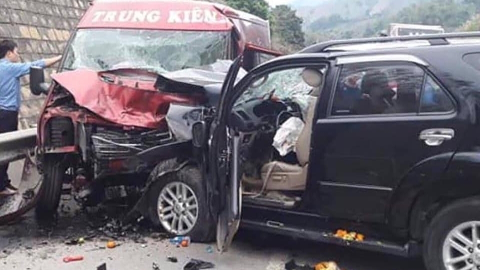 Xe khách nát bét sau cú "đấu đầu" với  Toyota Fortuner trên cao tốc Nội Bài - Lào Cai