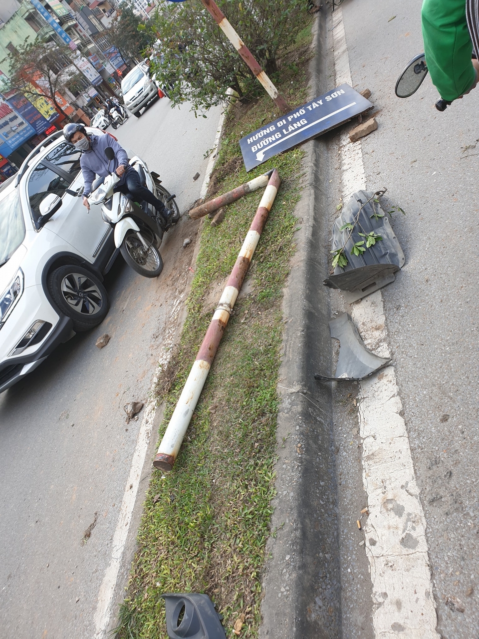 Tài xế Mazda3 bỏ đi sau khi gây tai nạn liên hoàn trên đường Trường Chinh tai xe mazda3 bo tron sau khi gay tai nan lien hoan tren duong truong chinh