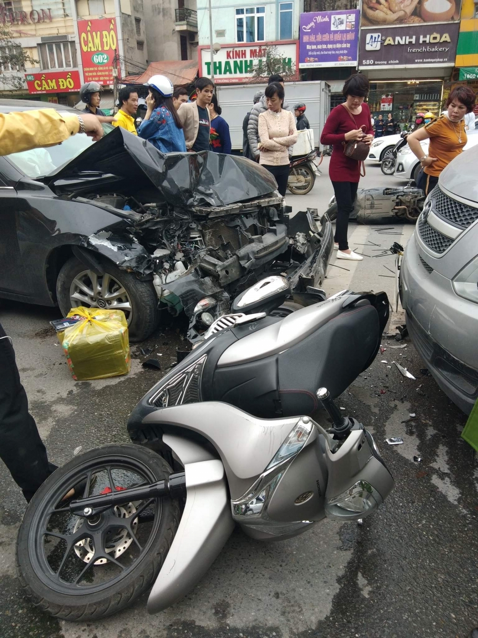 Tài xế Mazda3 bỏ đi sau khi gây tai nạn liên hoàn trên đường Trường Chinh tai xe mazda3 bo tron sau khi gay tai nan lien hoan tren duong truong chinh
