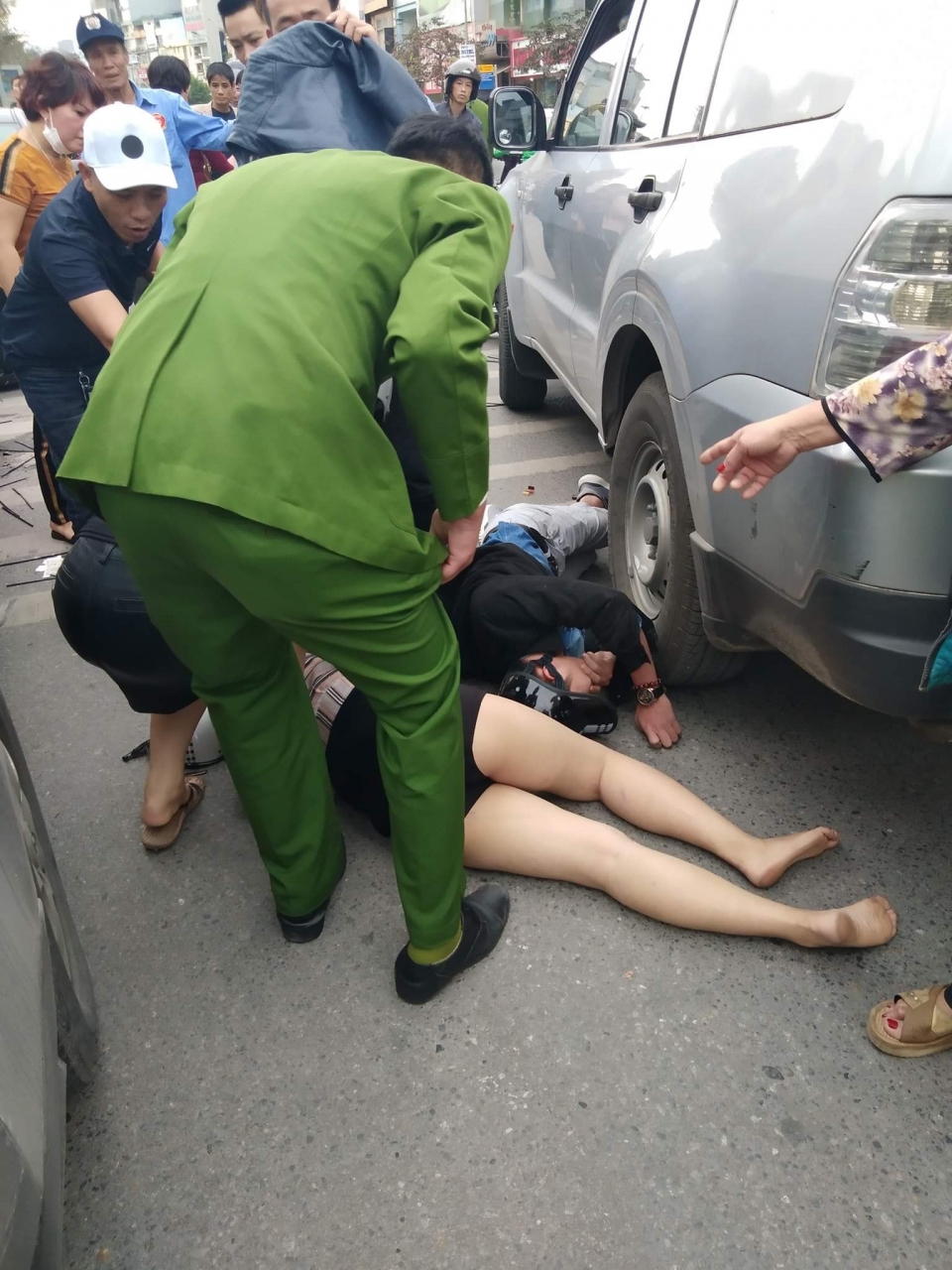 Tài xế Mazda3 bỏ đi sau khi gây tai nạn liên hoàn trên đường Trường Chinh tai xe mazda3 bo tron sau khi gay tai nan lien hoan tren duong truong chinh
