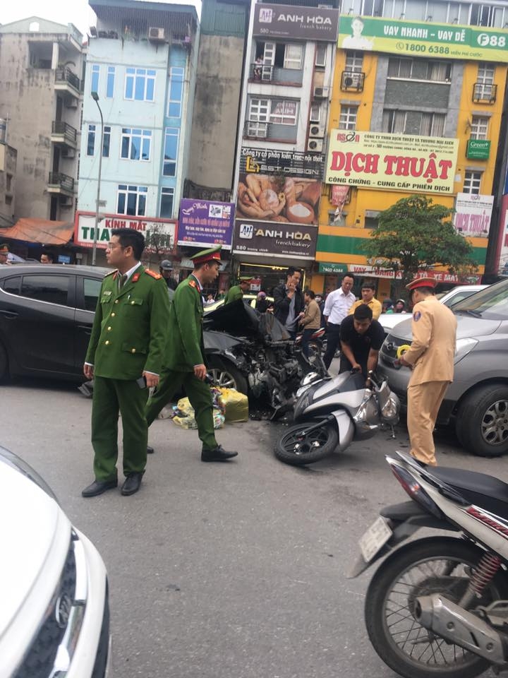 Tài xế Mazda3 bỏ đi sau khi gây tai nạn liên hoàn trên đường Trường Chinh tai xe mazda3 bo tron sau khi gay tai nan lien hoan tren duong truong chinh