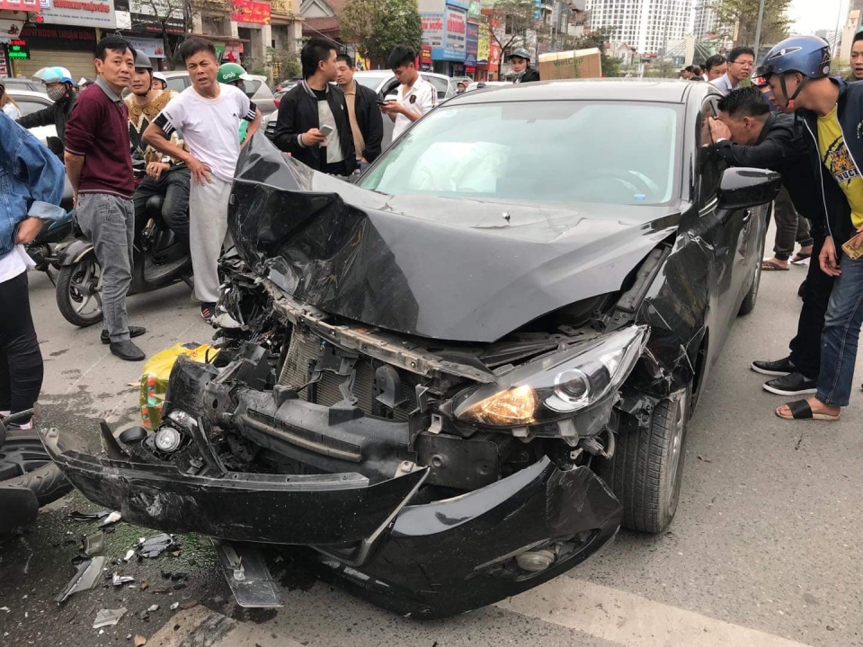 Tài xế Mazda3 bỏ đi sau khi gây tai nạn liên hoàn trên đường Trường Chinh tai xe mazda3 bo tron sau khi gay tai nan lien hoan tren duong truong chinh