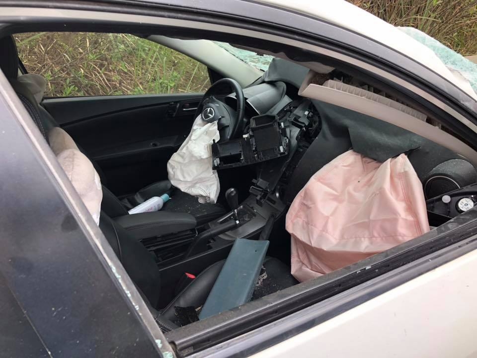 Mazda3 nát bươm sau cú "húc mông" xe tải trên Đại lộ Thăng Long mazda3 nat buom sau cu huc mong xe tai tren dai lo