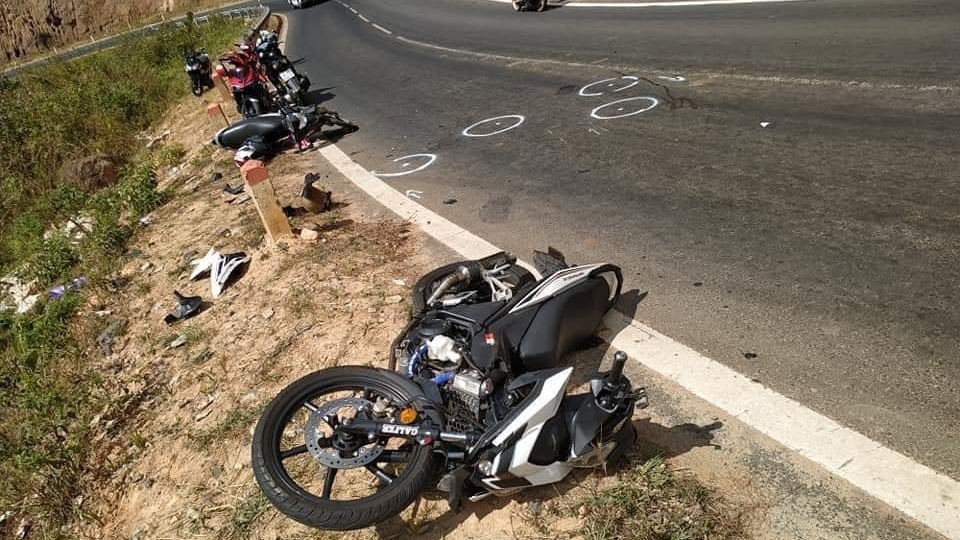 Ôm cua trên đèo Tà Nùng Honda Winner 150 đâm bay một xe máy khác
