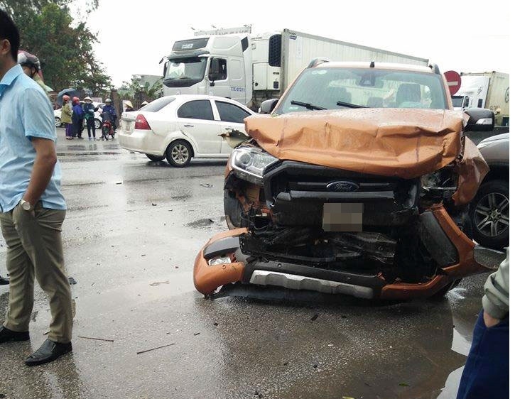 Tài xế container tử vong sau cú tông liên hoàn Ford Ranger, Toyota Fortuner và hai xe máy tai xe container tu vong sau cu tong lien hoan ford ranger toyota fortuner va hai xe may