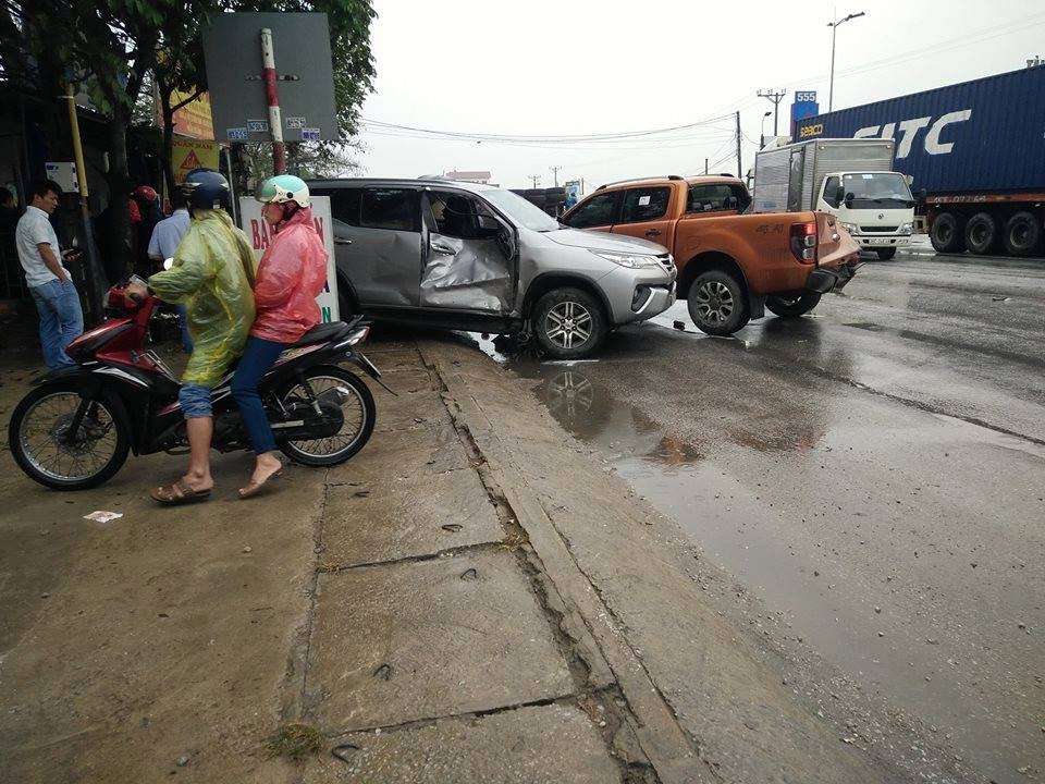 Tài xế container tử vong sau cú tông liên hoàn Ford Ranger, Toyota Fortuner và hai xe máy tai xe container tu vong sau cu tong lien hoan ford ranger toyota fortuner va hai xe may