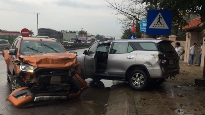 Tài xế container tử vong sau cú tông liên hoàn Ford Ranger, Toyota Fortuner và hai xe máy