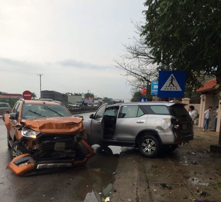 Tài xế container tử vong sau cú tông liên hoàn Ford Ranger, Toyota Fortuner và hai xe máy tai xe container tu vong sau cu tong lien hoan ford ranger toyota fortuner va hai xe may