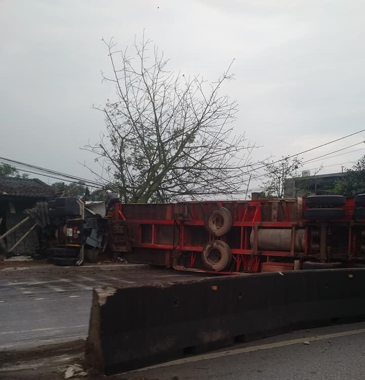 Tài xế container tử vong sau cú tông liên hoàn Ford Ranger, Toyota Fortuner và hai xe máy tai xe container tu vong sau cu tong lien hoan ford ranger toyota fortuner va hai xe may