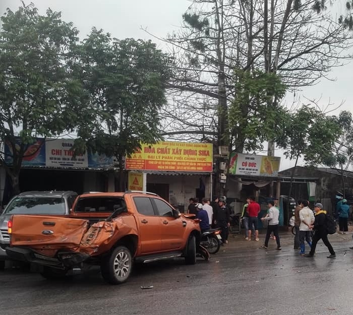 Tài xế container tử vong sau cú tông liên hoàn Ford Ranger, Toyota Fortuner và hai xe máy tai xe container tu vong sau cu tong lien hoan ford ranger toyota fortuner va hai xe may