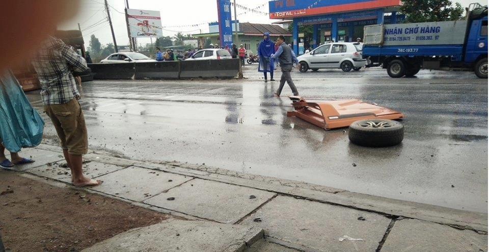 Tài xế container tử vong sau cú tông liên hoàn Ford Ranger, Toyota Fortuner và hai xe máy tai xe container tu vong sau cu tong lien hoan ford ranger toyota fortuner va hai xe may
