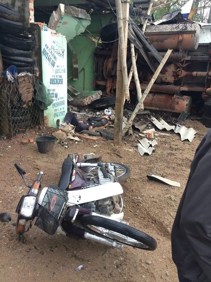 Tài xế container tử vong sau cú tông liên hoàn Ford Ranger, Toyota Fortuner và hai xe máy tai xe container tu vong sau cu tong lien hoan ford ranger toyota fortuner va hai xe may
