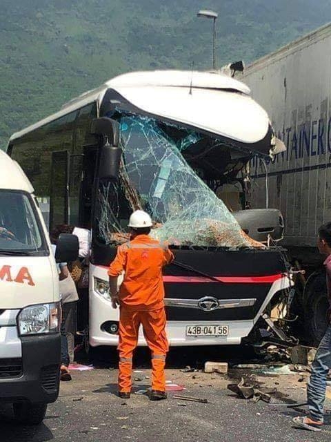 Ôtô du lịch đâm container, 11 người Hàn Quốc nhập viện oto du lich dam container 11 nguoi han quoc nhap vien