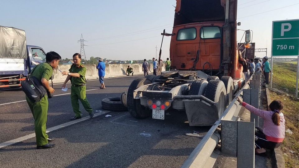 3 xe container đâm liên hoàn trên cao tốc Trung Lương, 1 người tử nạn 3 xe container dam lien hoan tren cao toc trung luong 1 nguoi tu nan