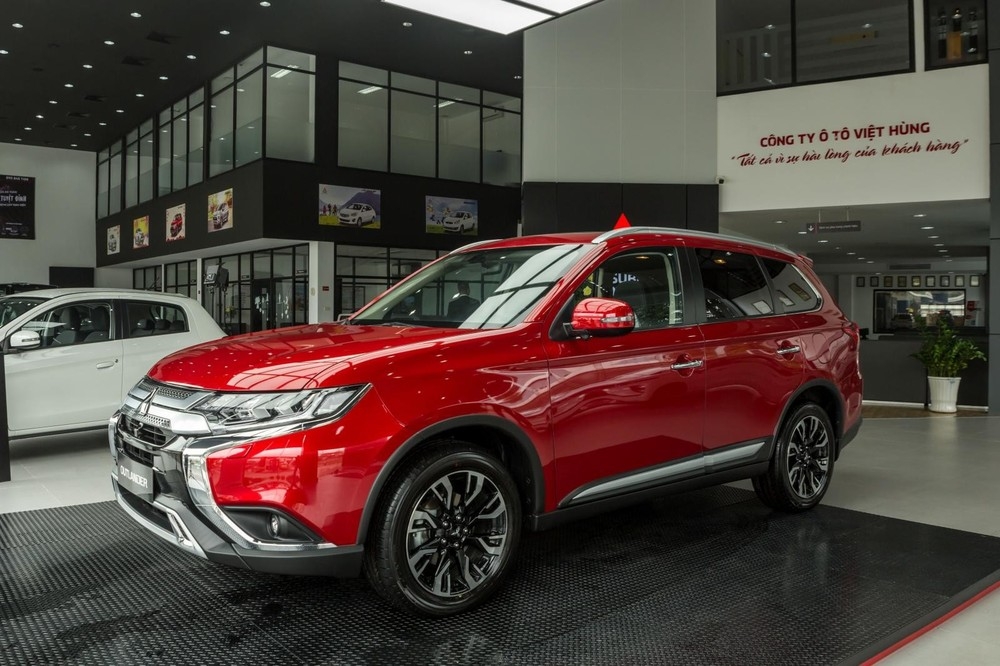 Mitsubishi tặng quà, hỗ trợ 50% lệ phí trước bạ trong tháng Giêng