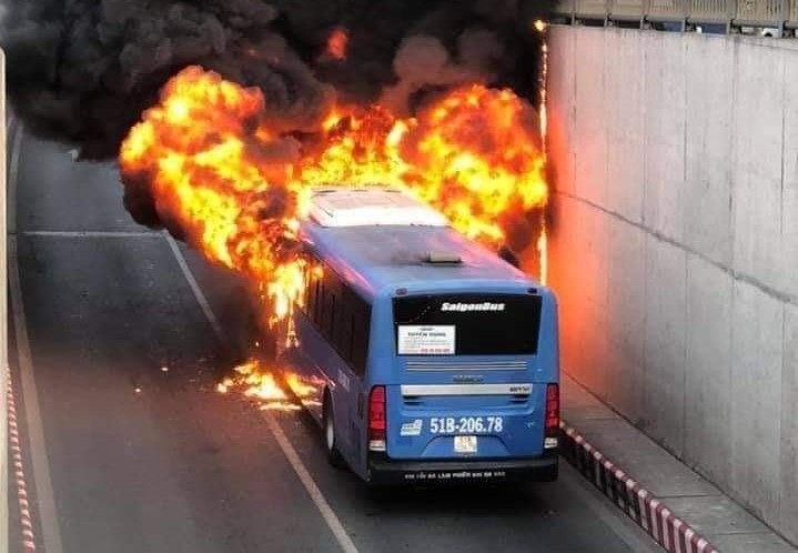 Xe buýt bất ngờ bị 