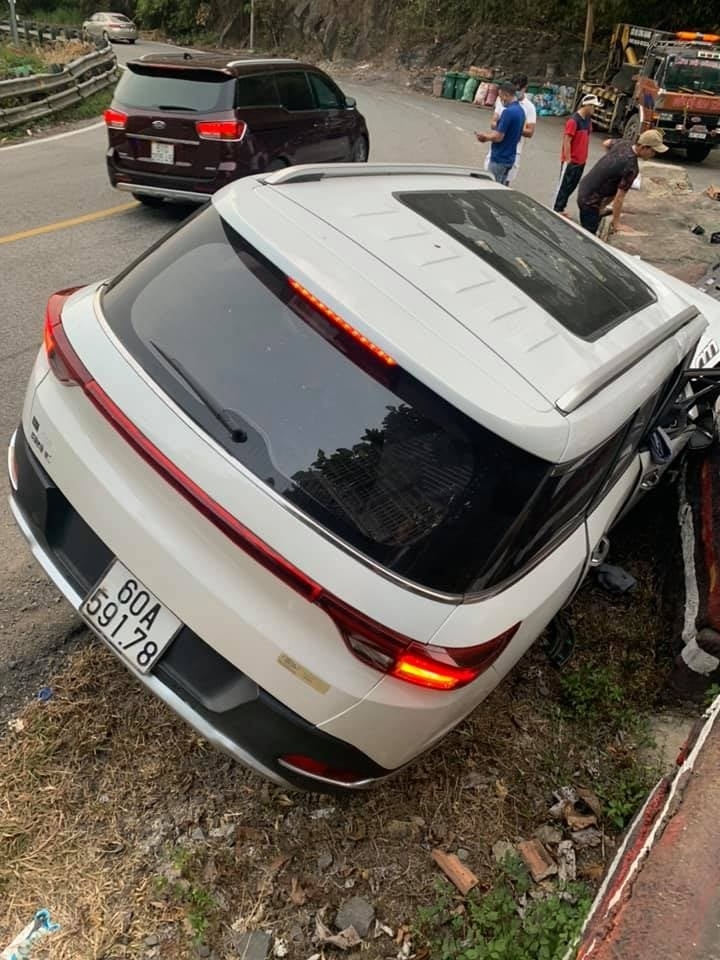 Xe Trung Quốc BAIC Q7 đâm vào đá trên đèo Bảo Lộc, 4 người thương vong Xe Trung Quốc BAIC Q7 đâm vào đá trên đèo Bảo Lộc, 4 người thương vong