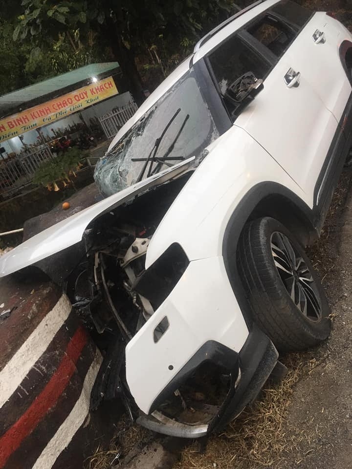 Xe Trung Quốc BAIC Q7 đâm vào đá trên đèo Bảo Lộc, 4 người thương vong Xe Trung Quốc BAIC Q7 đâm vào đá trên đèo Bảo Lộc, 4 người thương vong
