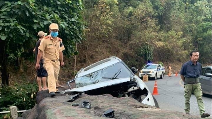 Xe Trung Quốc BAIC Q7 đâm vào đá trên đèo Bảo Lộc, 4 người thương vong