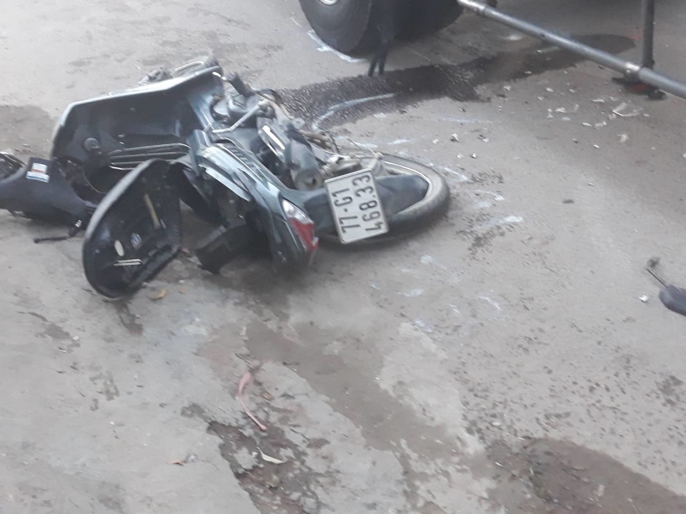 Xe tải tông hàng loạt xe máy tại cầu Diêu Trì, 3 người nhập viện xe tai tong hang loat xe may tai cau dieu tri 3 nguoi nhap vien