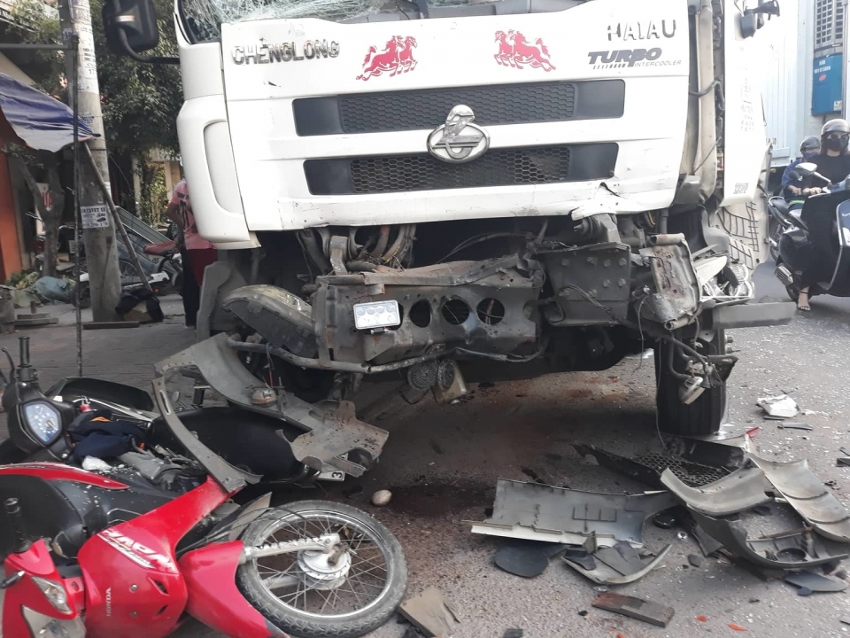 Xe tải tông hàng loạt xe máy tại cầu Diêu Trì, 3 người nhập viện xe tai tong hang loat xe may tai cau dieu tri 3 nguoi nhap vien