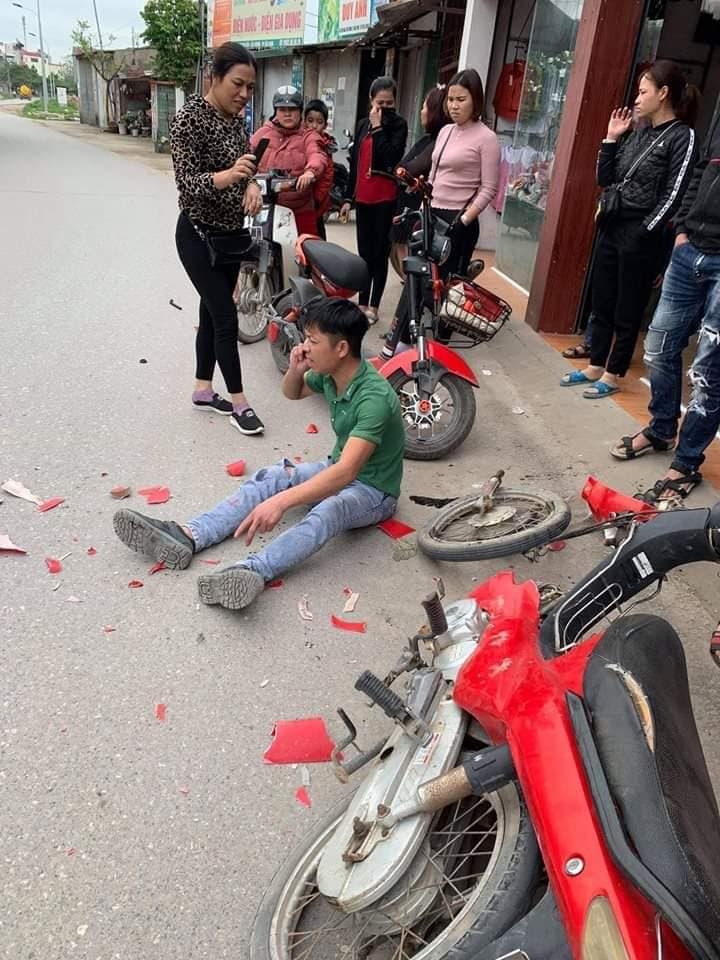 tong vao o to gay roi banh truoc thanh nien lai xe may voi nhom day cau cuu nguoi than