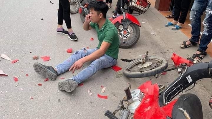Tông vào ô tô gãy rời bánh trước, thanh niên lái xe máy vội nhỏm dậy cầu cứu người thân
