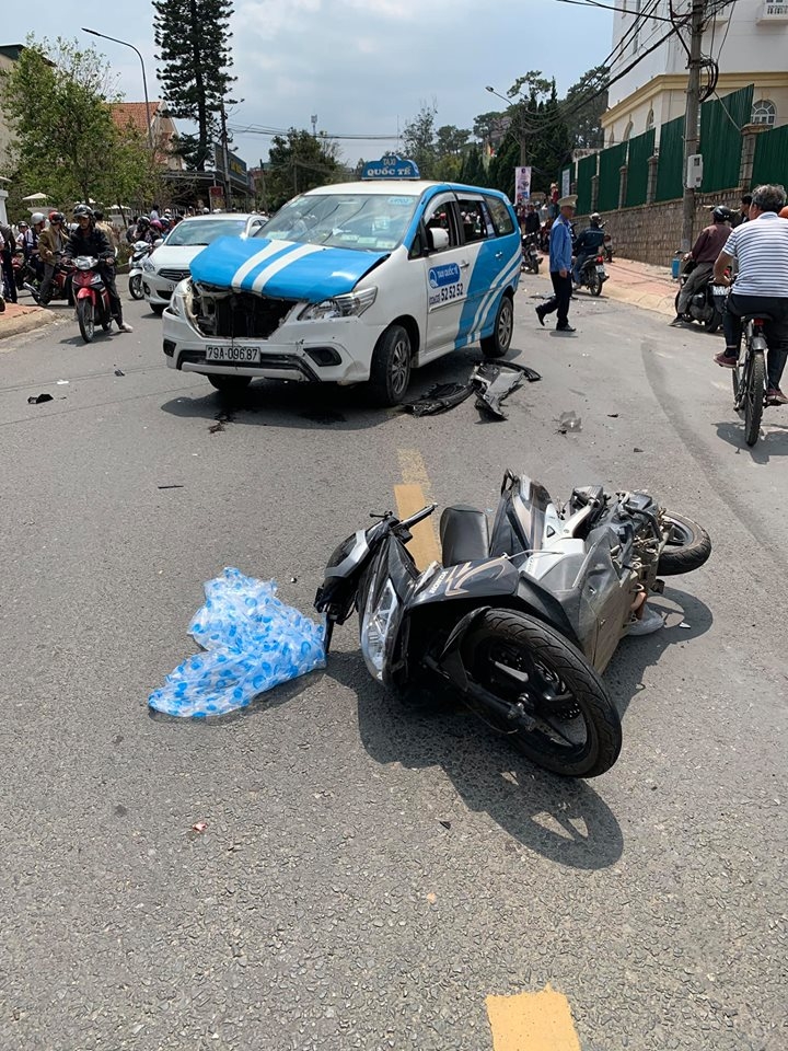 Thanh niên nghi ngáo đá ôm vô-lăng "quẩy" sau khi hạ gục 1 ô tô và 10 xe máy thanh nien nghi ngao da quay tung bung sau khi ha guc 1 o to va 10 xe may