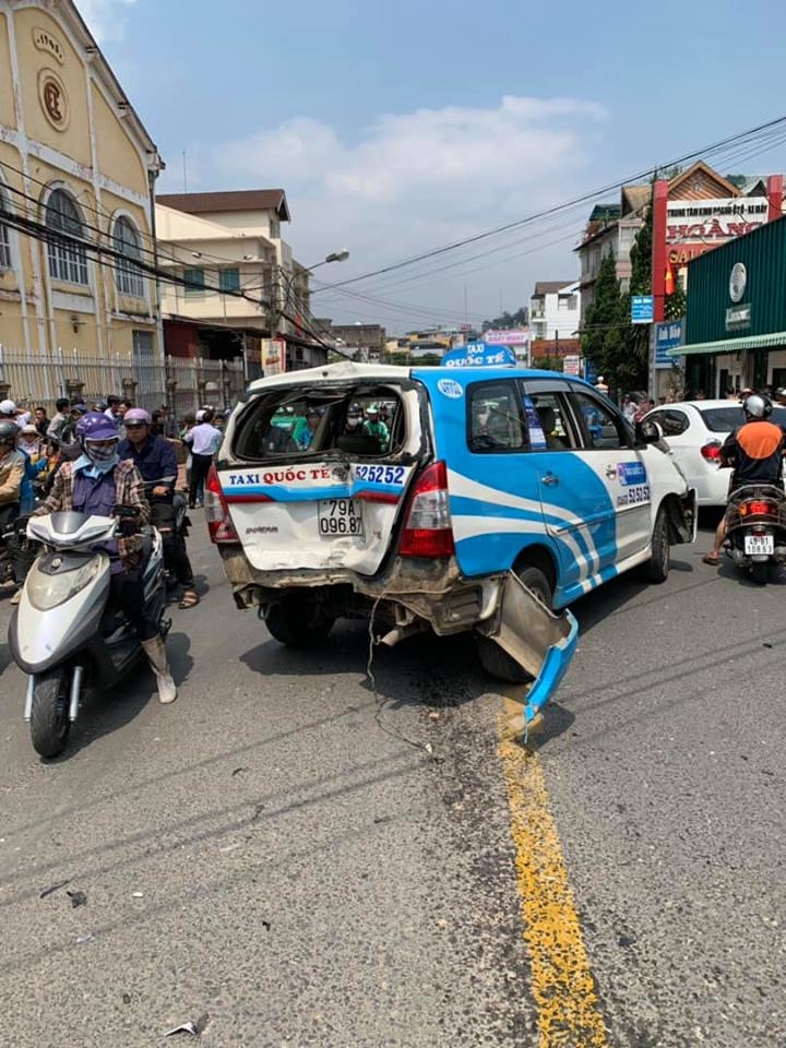 Thanh niên nghi ngáo đá ôm vô-lăng "quẩy" sau khi hạ gục 1 ô tô và 10 xe máy thanh nien nghi ngao da quay tung bung sau khi ha guc 1 o to va 10 xe may