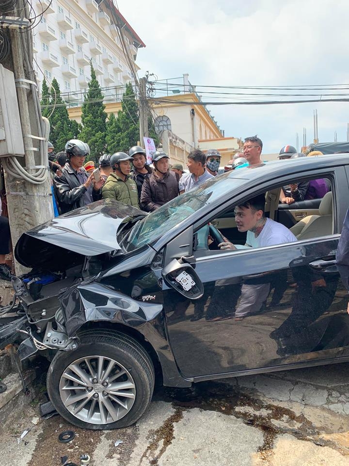 Thanh niên nghi ngáo đá ôm vô-lăng "quẩy" sau khi hạ gục 1 ô tô và 10 xe máy thanh nien nghi ngao da quay tung bung sau khi ha guc 1 o to va 10 xe may