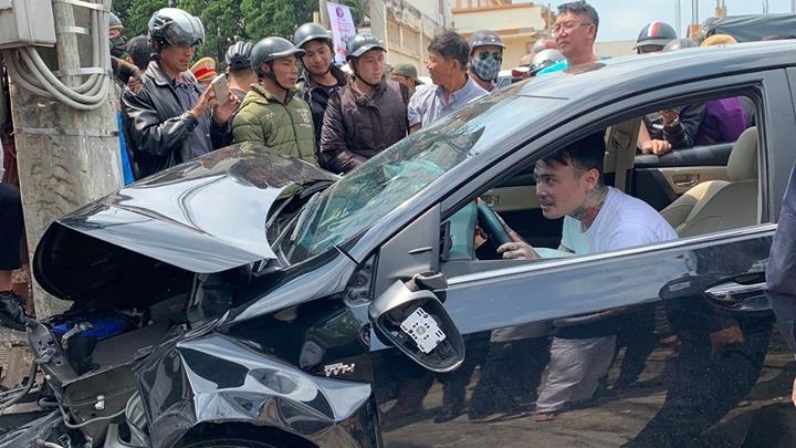 Thanh niên nghi ngáo đá ôm vô-lăng "quẩy" sau khi hạ gục 1 ô tô và 10 xe máy