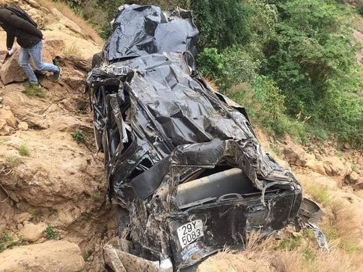 Ford Everest bị bóp vụn sau cú rơi 400m xuống vực ford everest bi bop vun sau cu roi 400m xuong vuc