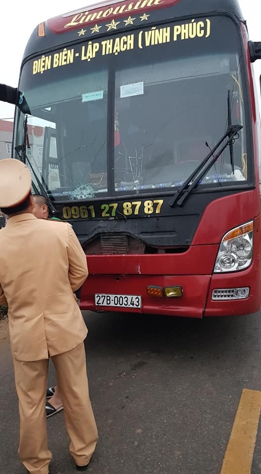 Xe khách limousine cán qua đoàn người đưa tang ở Vĩnh Phúc, 7 người tử vong xe khach limousine can qua doan nguoi dua tang o vinh phuc 7 nguoi tu vong