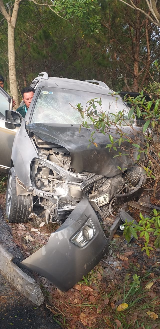 Mercedes-Benz lao qua làn ngược chiều, đâm nát Kia Carens trên cao tốc Liên Khương mercedes benz lao qua lan nguoc chieu dam nat kia carens tren cao toc lien khuong