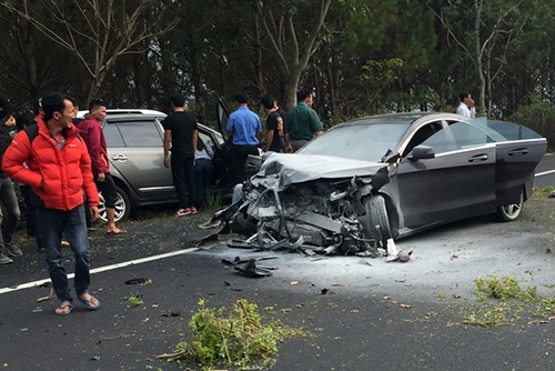 Mercedes-Benz lao qua làn ngược chiều, đâm nát Kia Carens trên cao tốc Liên Khương mercedes benz lao qua lan nguoc chieu dam nat kia carens tren cao toc lien khuong