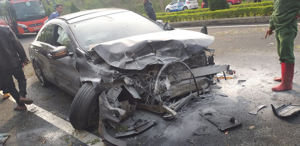 Mercedes-Benz lao qua làn ngược chiều, đâm nát Kia Carens trên cao tốc Liên Khương mercedes benz lao qua lan nguoc chieu dam nat kia carens tren cao toc lien khuong