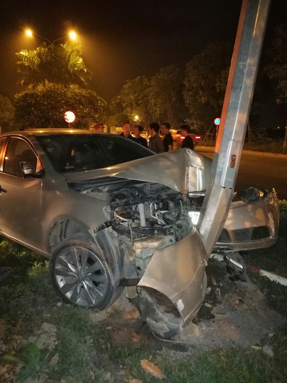 Kia Forte nát đầu sau cú húc cột điện ngay lối vào Ecopark kia forte nat dau sau cu huc cot dien ngay loi vao ecopark