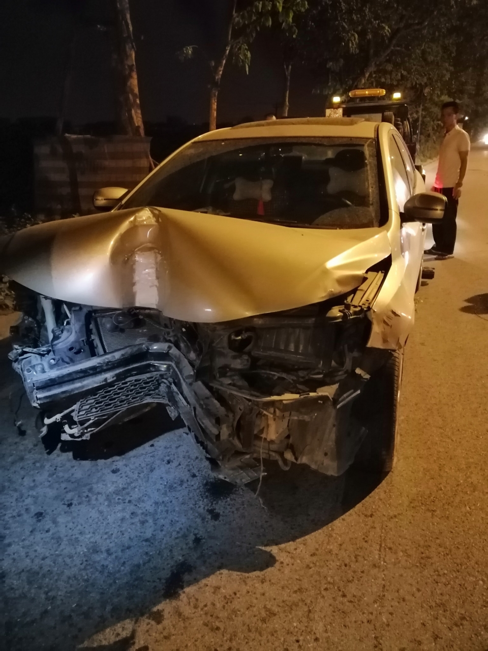 Kia Forte nát đầu sau cú húc cột điện ngay lối vào Ecopark kia forte nat dau sau cu huc cot dien ngay loi vao ecopark