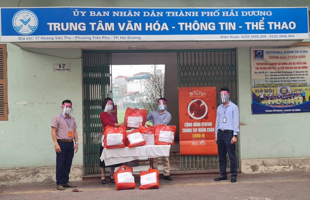 OTOFUN: Chi hội TTH tặng 7.700 kính chống giọt bắn cho cán bộ, chiến sỹ, y bác sỹ Hải Dương OTOFUN: Chi hội TTH tặng 7.700 kính chống giọt bắn cho cán bộ, chiến sỹ, y bác sỹ Hải Dương